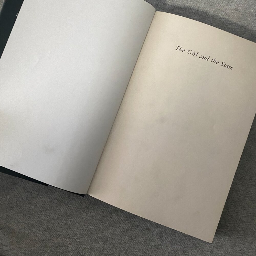 Illumicrate Edition Signed Sprayed Edge The Girl And The Stars By Mark Lawrence - Picture 15 of 15